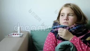 家庭治疗。 戴围巾的女孩在家生病，流鼻涕和流感。 穿着暖和，用毯子盖着。 吹